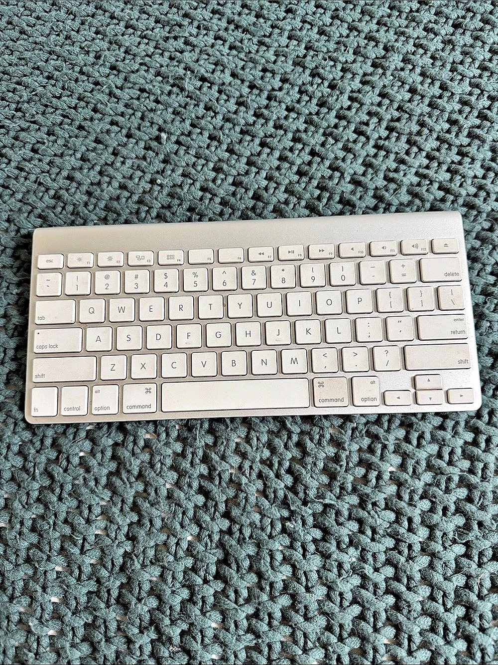 Apple Wireless Keyboard A1314 White & Silver